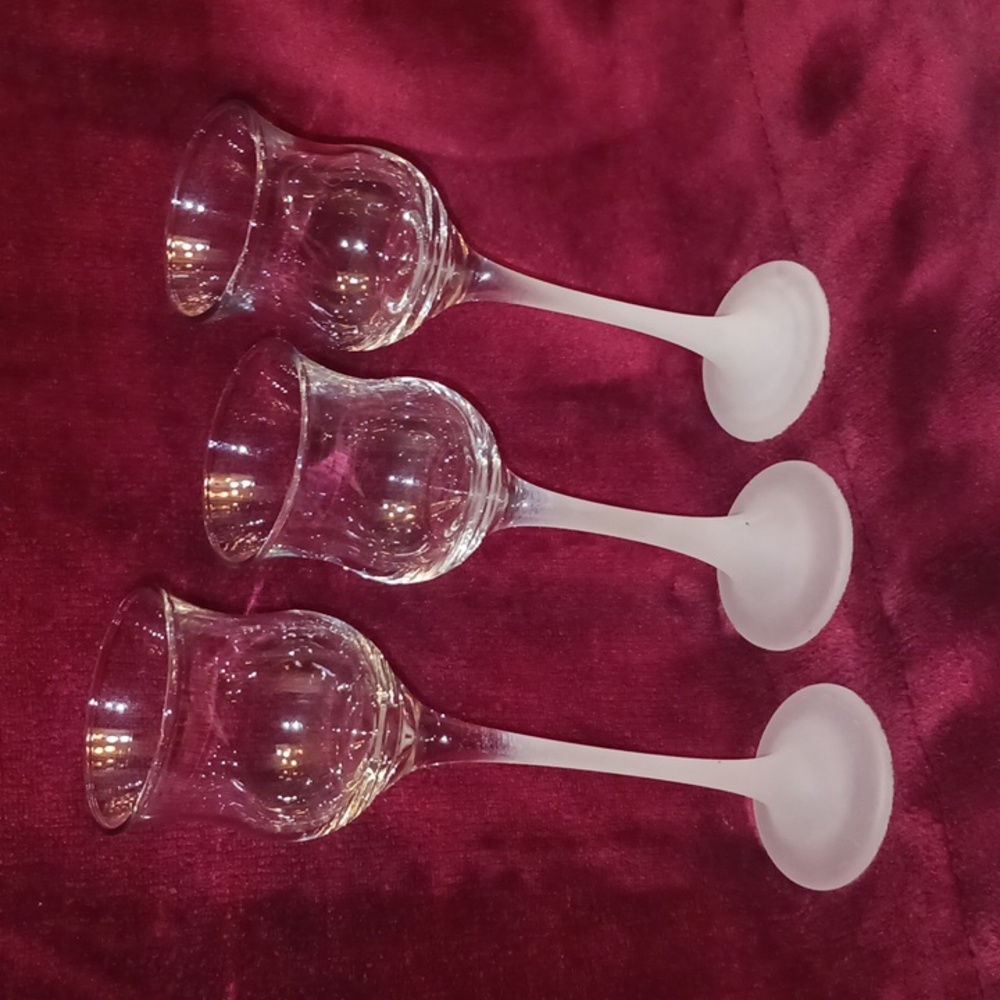 Absolutely STUNNING set of PartyLite Frosted Votive Stemware Tealite holders
